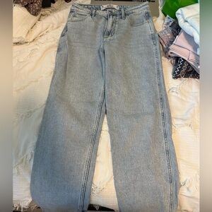 Hollister Curvy High-Rise Mom Jean. Size 3R and waist 26. Light blue denim.